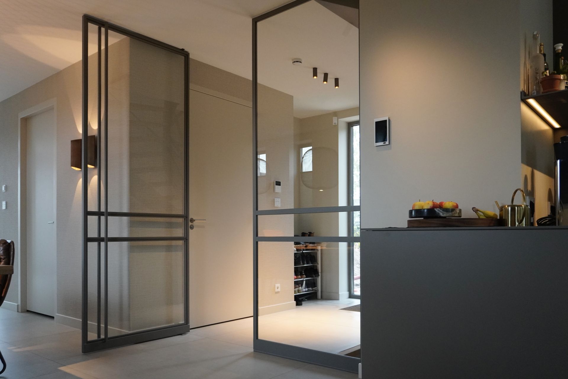 Stalen taatsdeur met zijlicht uitgevoerd met helder glas