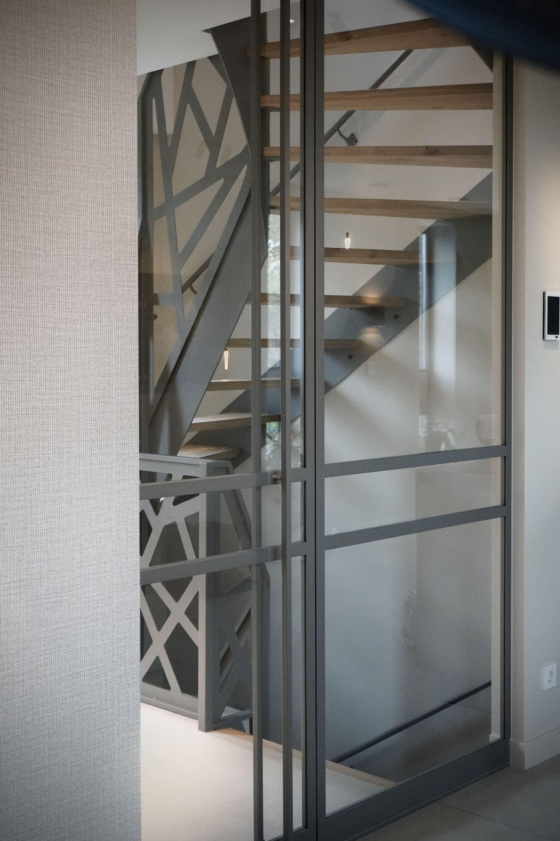 Stalen maatwerk trappen en deuren door Hollemans homesteel Numansdorp