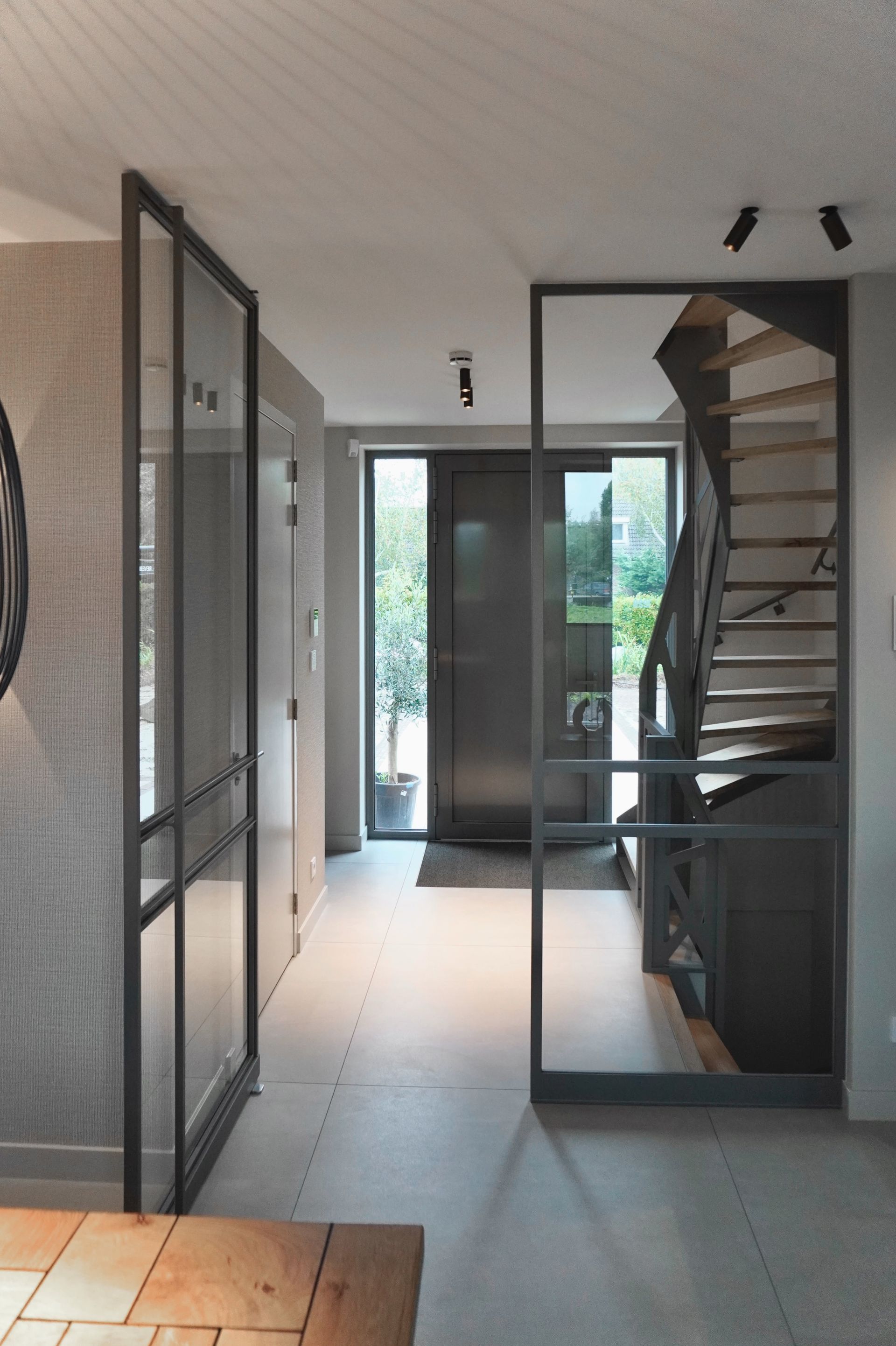 Stalen wenteltrap of spiltrap met eiken treden en stalen balustrade met of zonder glas. Op maat gemaakt door Hollemans Homesteel uit Numansdorp