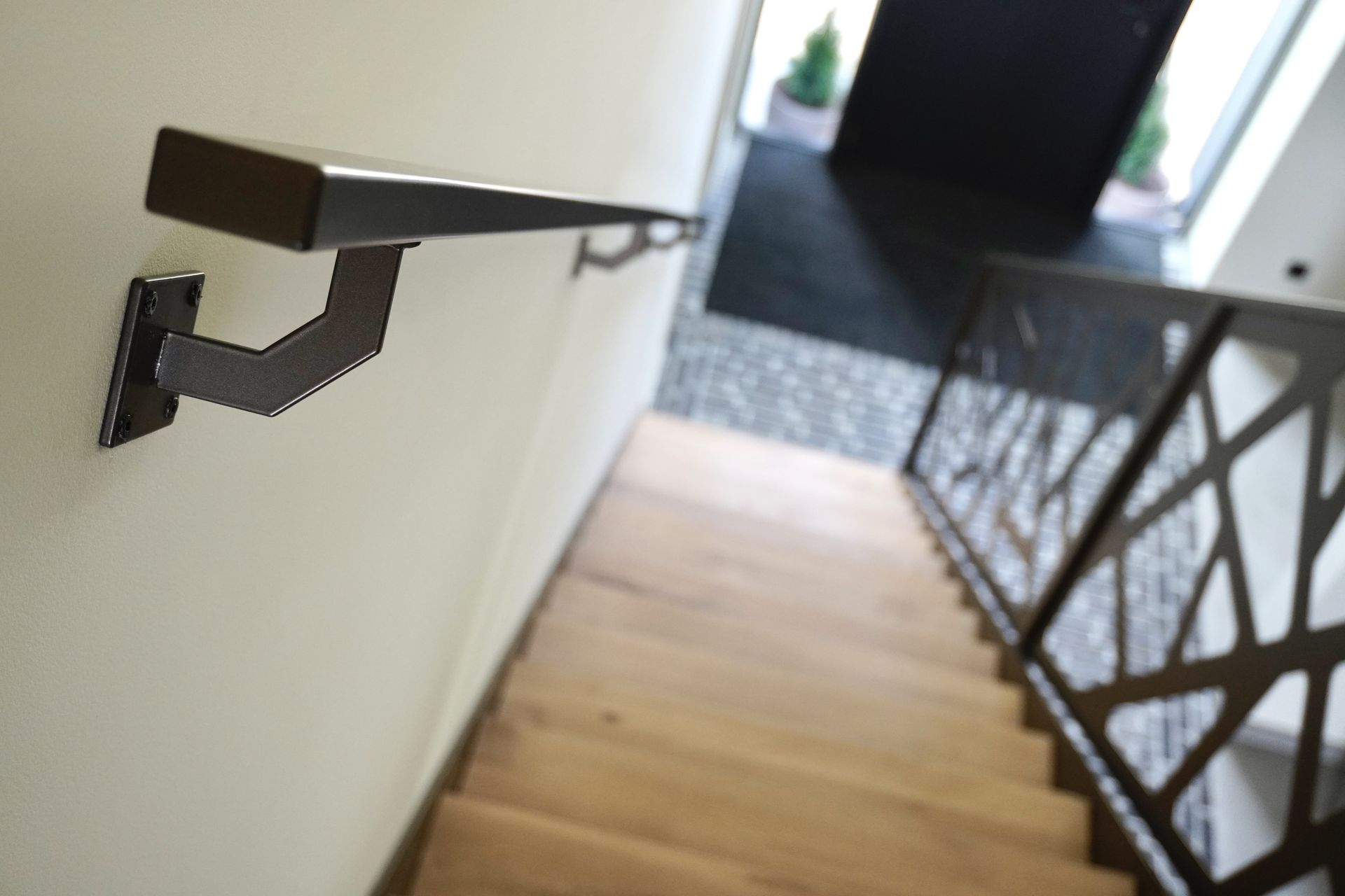 Stalen maatwerk binnentrap met eikenhouten treden voorzien van stalen balustrade met of zonder glas - Hollemans Homesteel Numansdorp