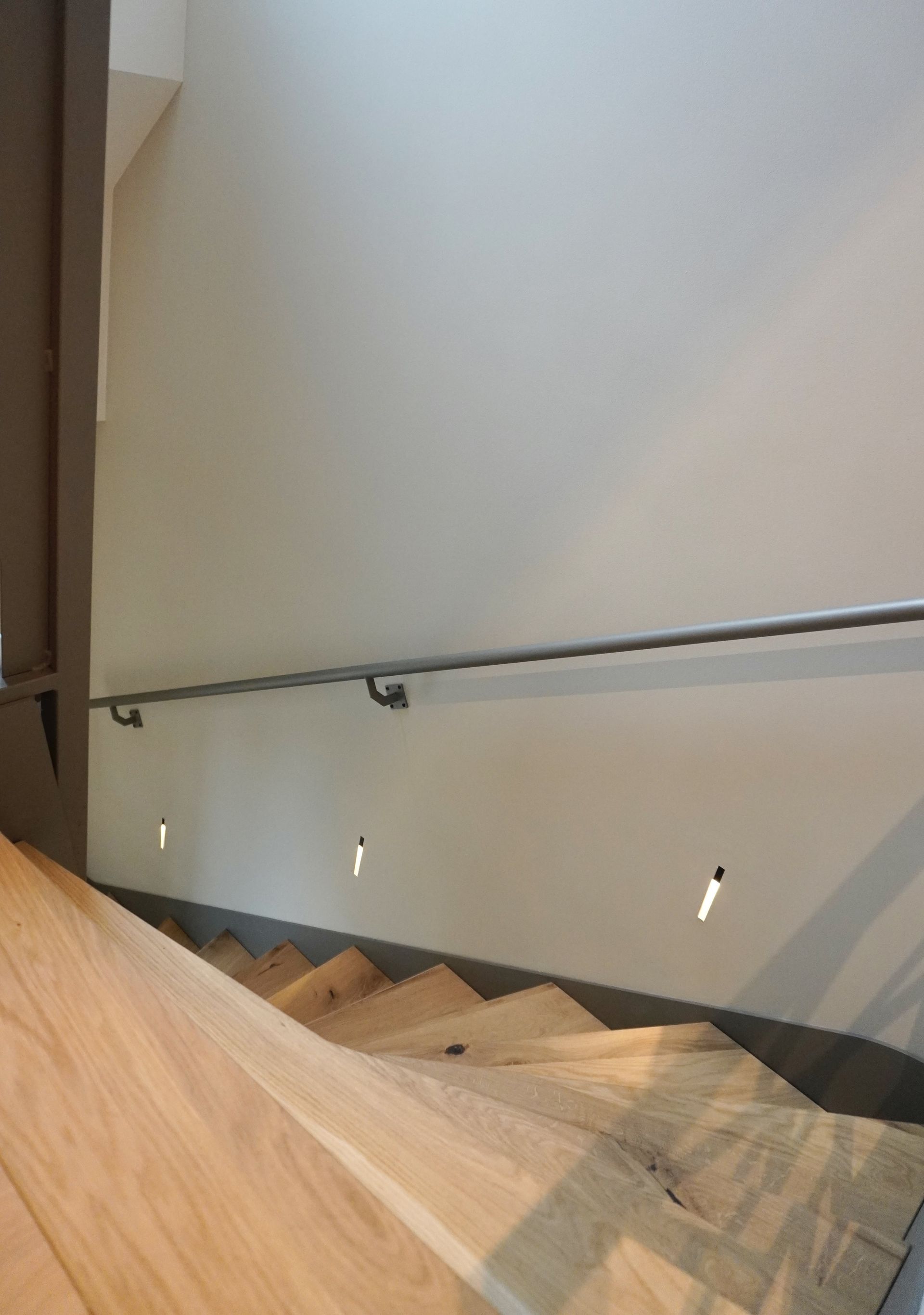 Stalen maatwerk trap met houten of eiken traptreden en stijlvolle balustrades door Hollemans Homesteel