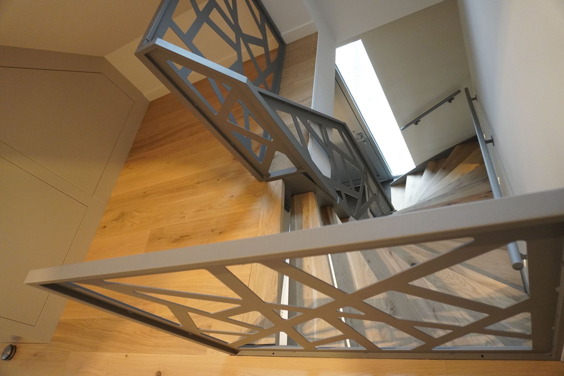 Stalen trap met eiken treden en maatwerk stalen balustrades door Hollemans Homesteel
