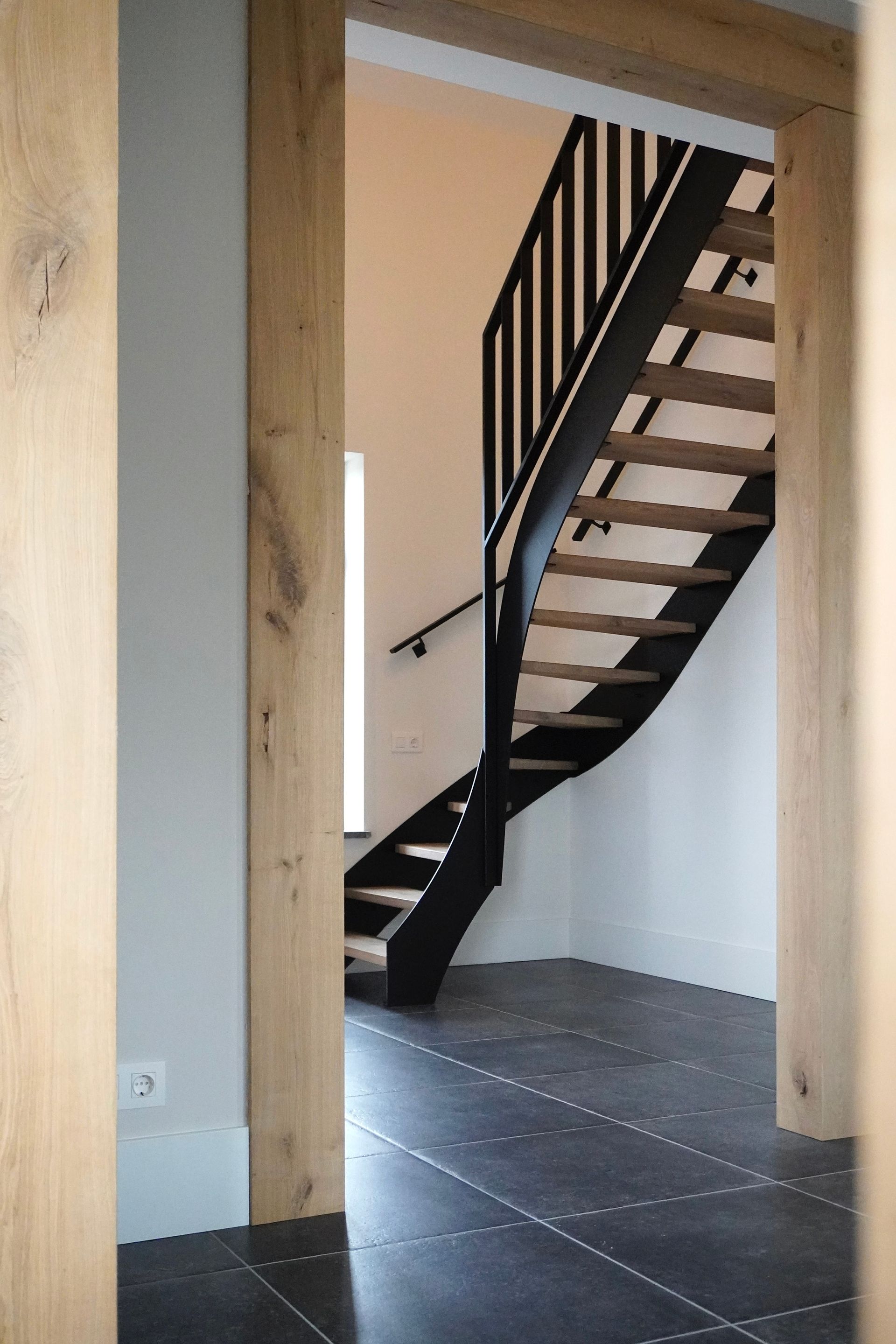 Stalen wenteltrap of spiltrap met eiken treden en stalen balustrade met of zonder glas. Op maat gemaakt door Hollemans Homesteel uit Numansdorp