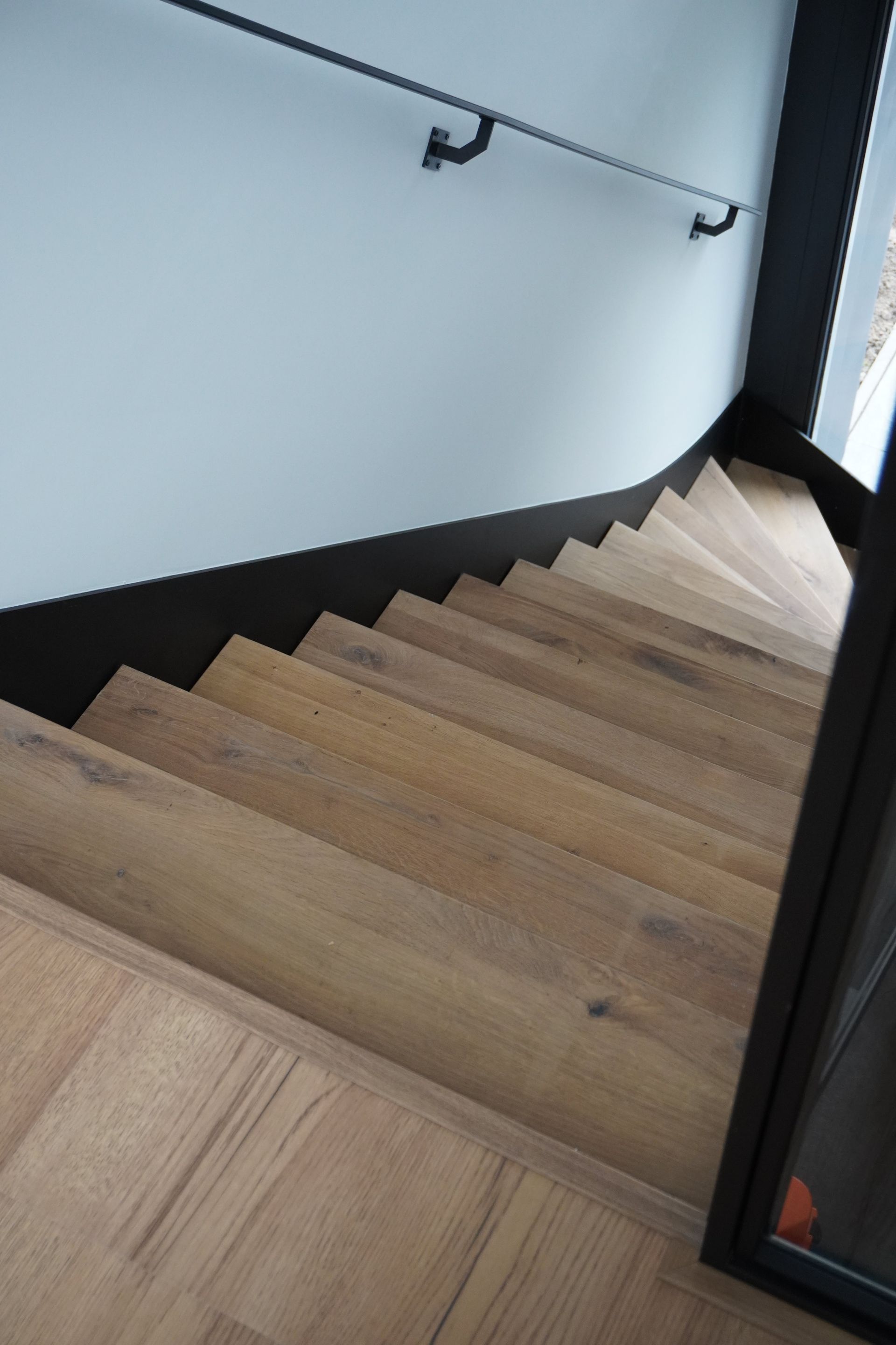 Stalen wenteltrap of spiltrap met eiken treden en stalen balustrade met of zonder glas. Op maat gemaakt door Hollemans Homesteel uit Numansdorp