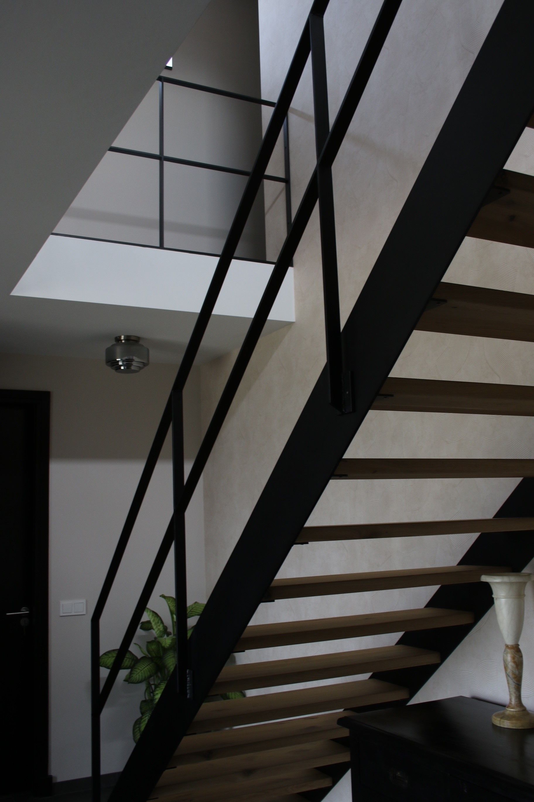 Stalen wenteltrap of spiltrap met eiken treden en stalen balustrade met of zonder glas. Op maat gemaakt door Hollemans Homesteel uit Numansdorp