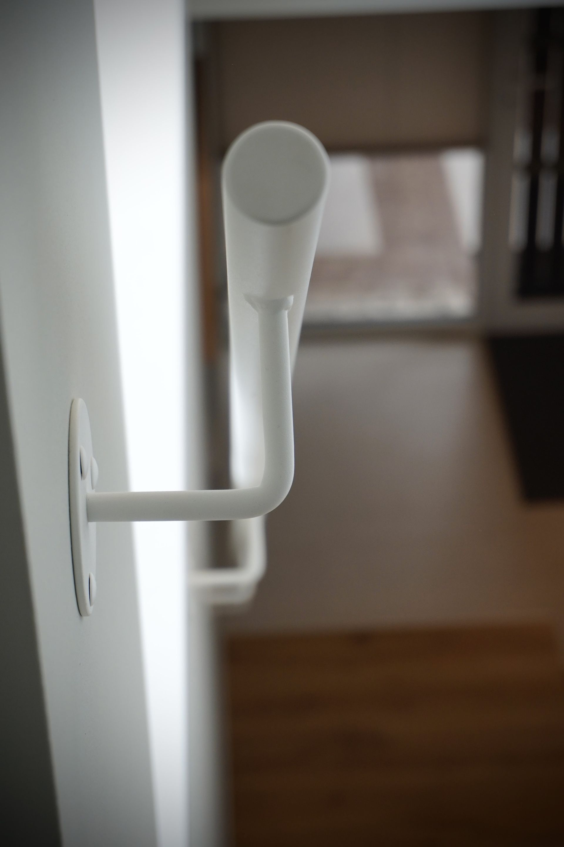 Witte stalen trap strak design met licht eiken treden op maat gemaakt door Hollemans Homesteel uit Numansdorp