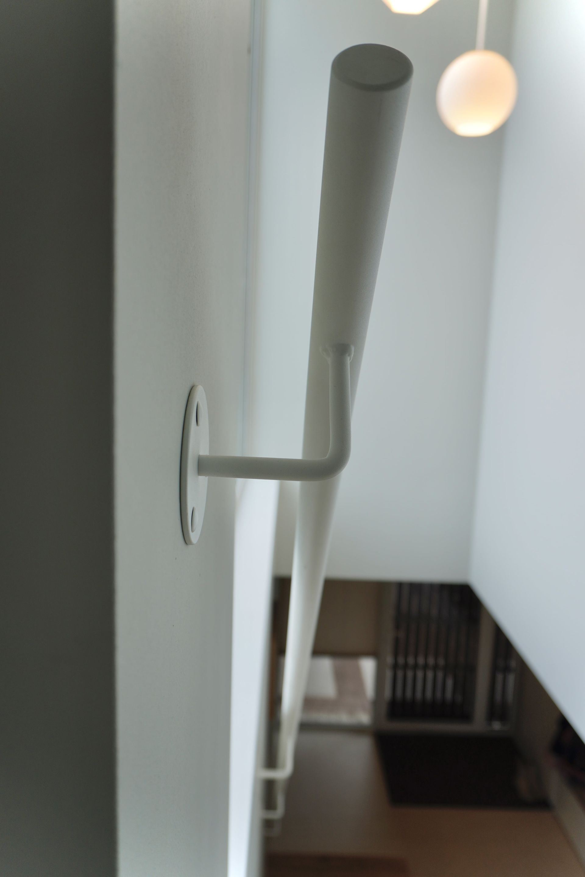 Witte stalen trap strak design met licht eiken treden op maat gemaakt door Hollemans Homesteel uit Numansdorp
