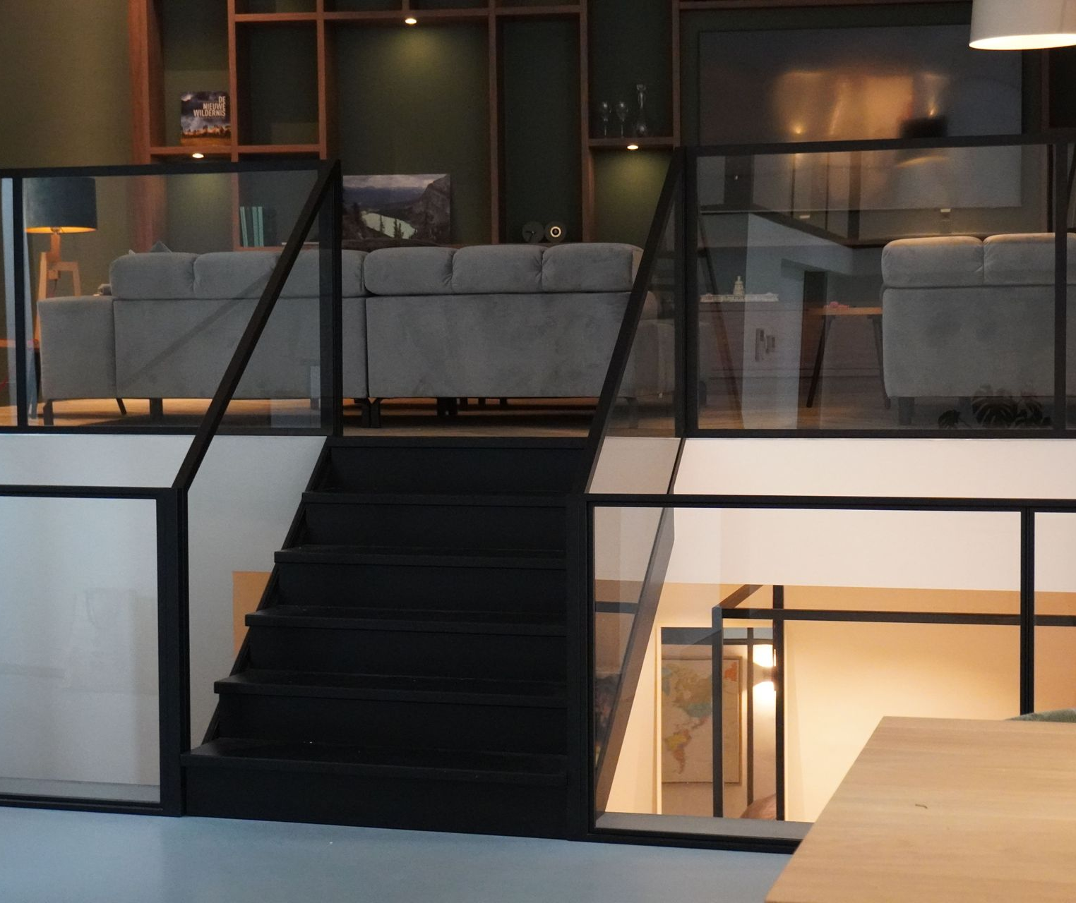 Metalen traphek of balustrade rondom vide of trapgat