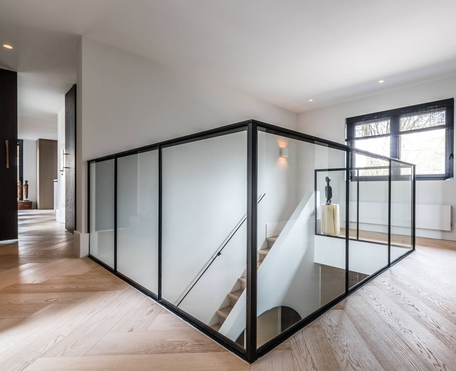 Metalen balustrade met glas rondom trapgat of vide