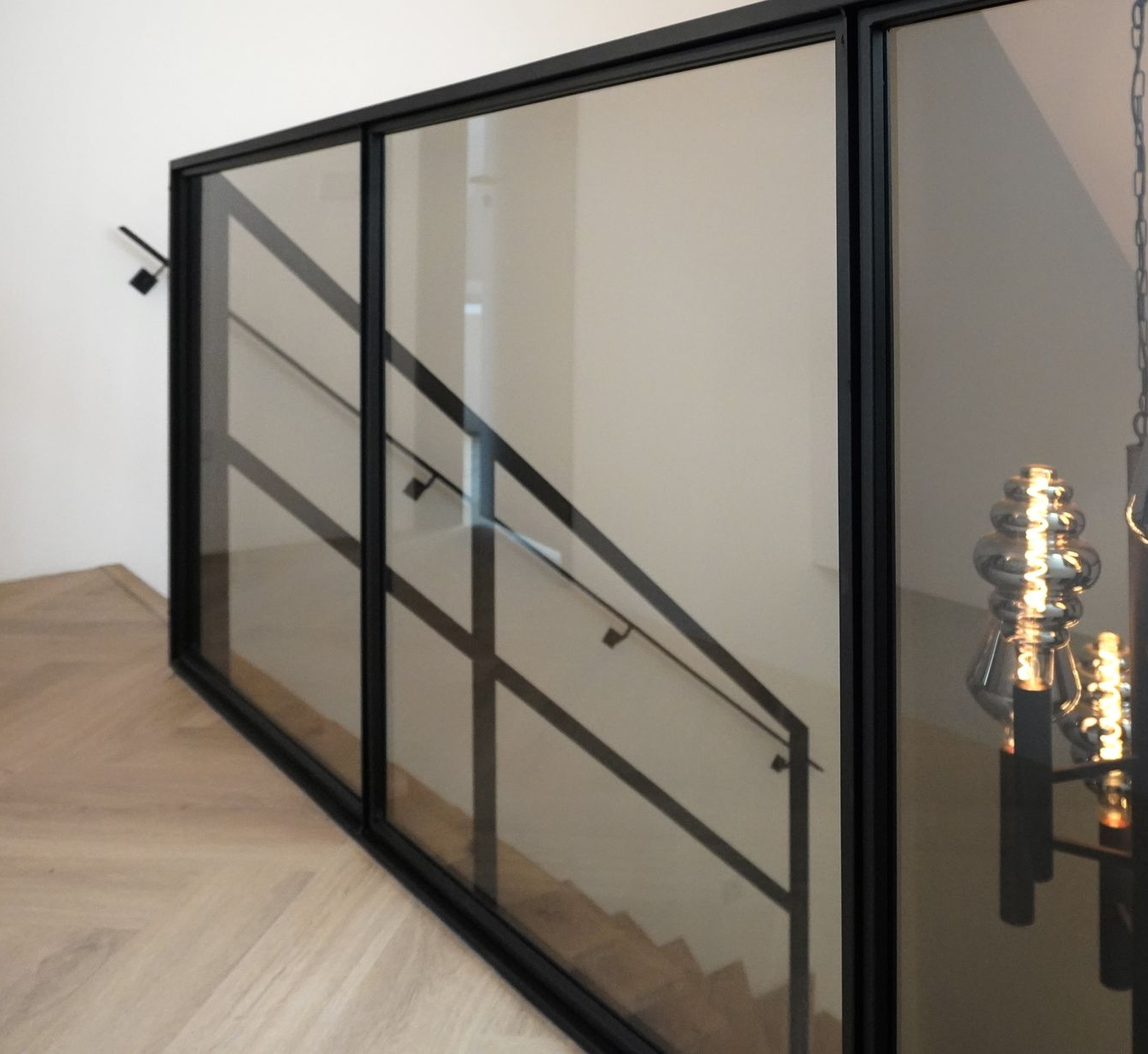 Metalen afscheiding trap met glas op maat gemaakt Hollemans Homesteel