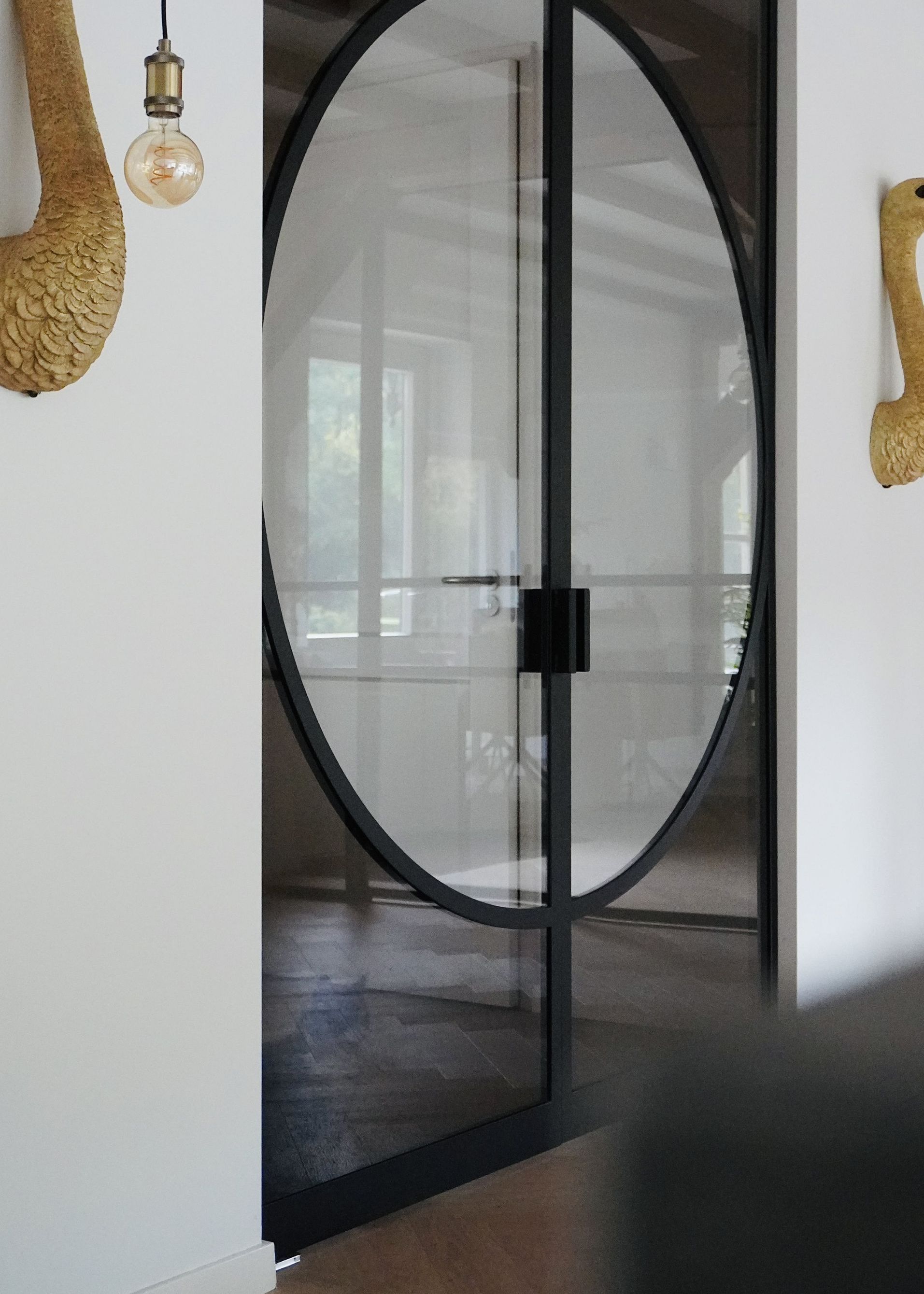 Stalen deuren met glas voorzien van toog in bronskleur en helder glas. Op maat gemaakt door Hollemans Homesteel Numansdorp