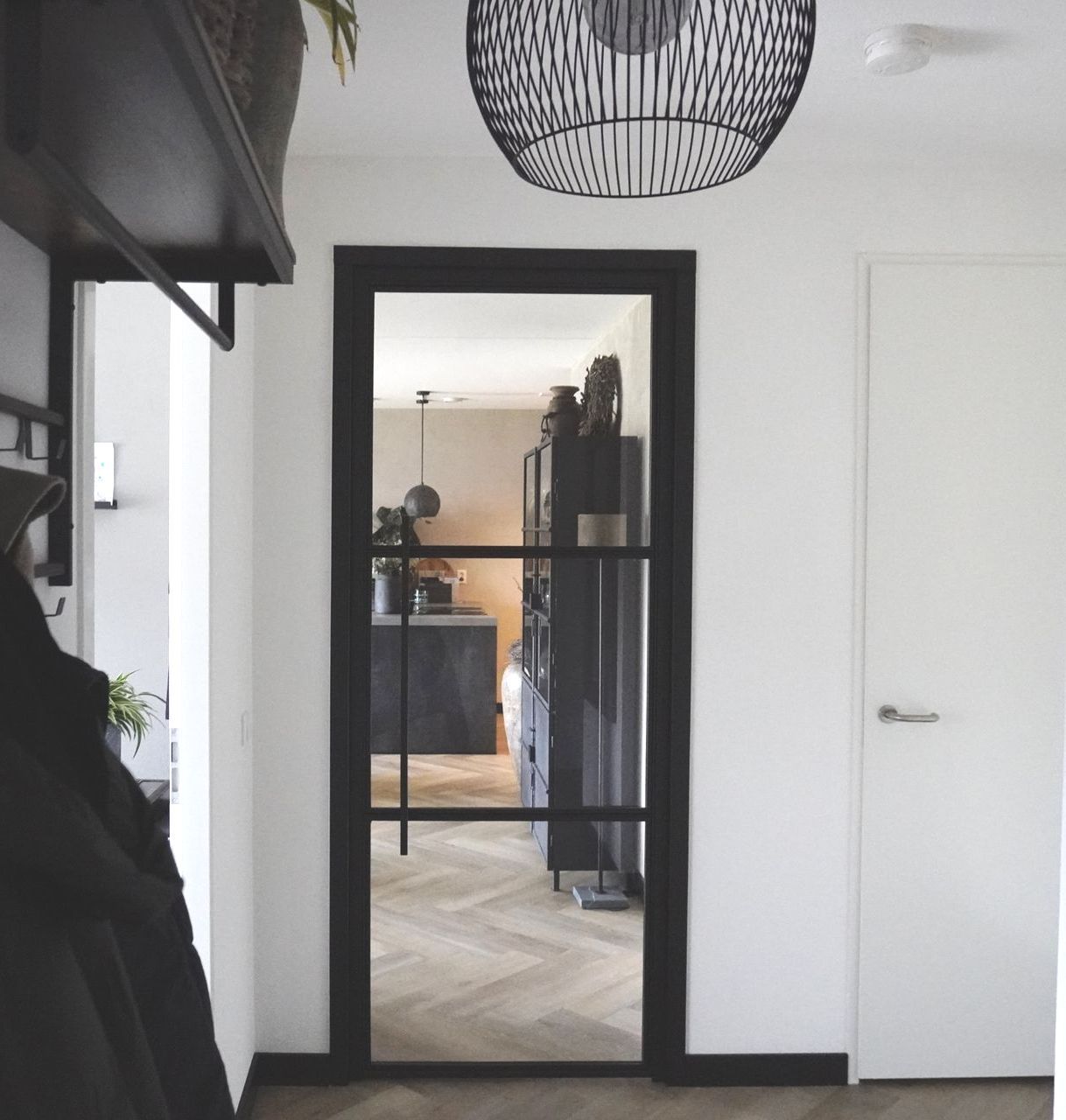 Maatwerk stalen taatsdeur met glas in bestaand kozijn. Door onze overzetprofielen kunnen wij alle soorten opdekdeuren vervangen zonder schade of slopen. Hollemans Homesteel Numansdorp