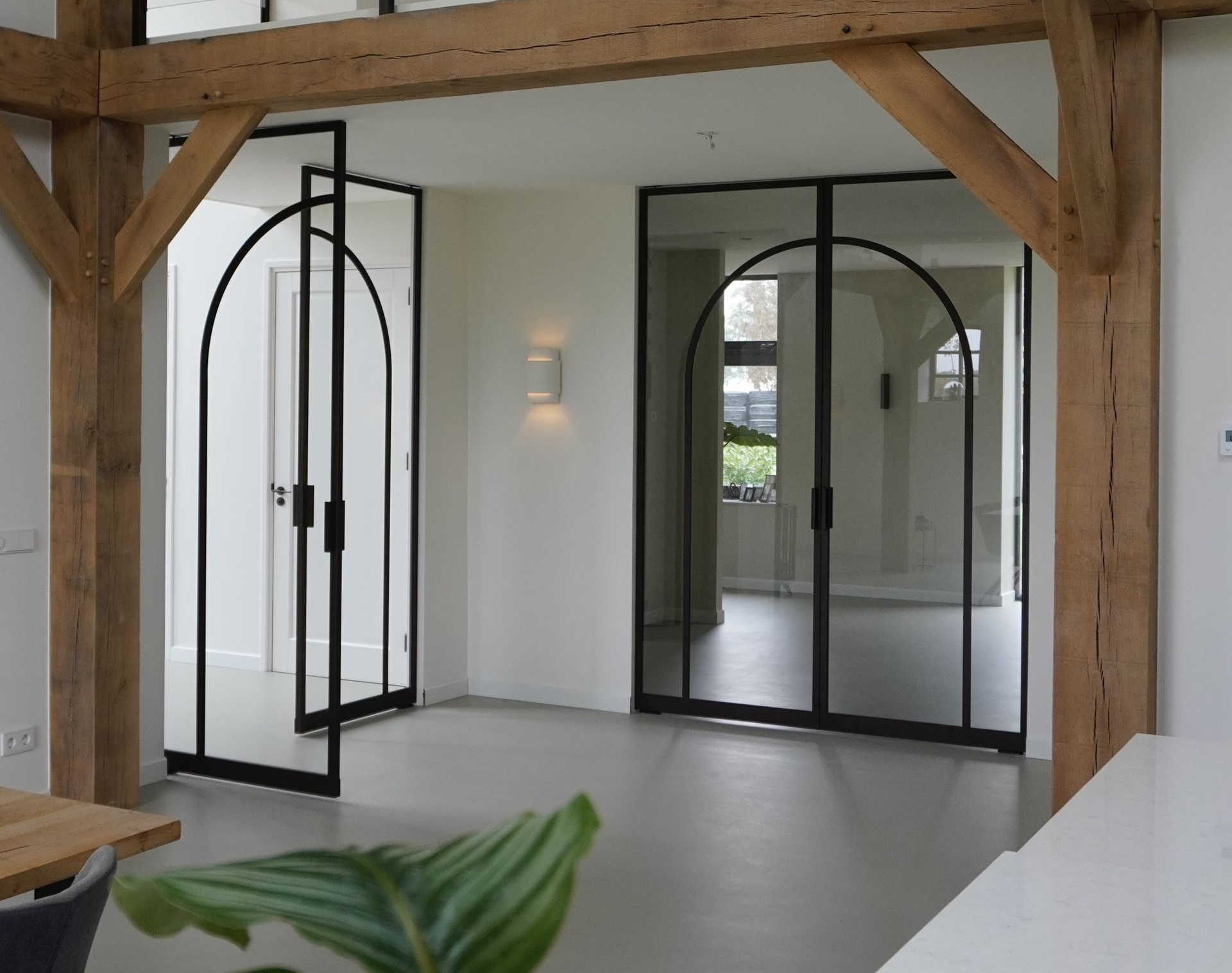 Stalen taatsdeur met glas, uitgevoerd met een toog.
