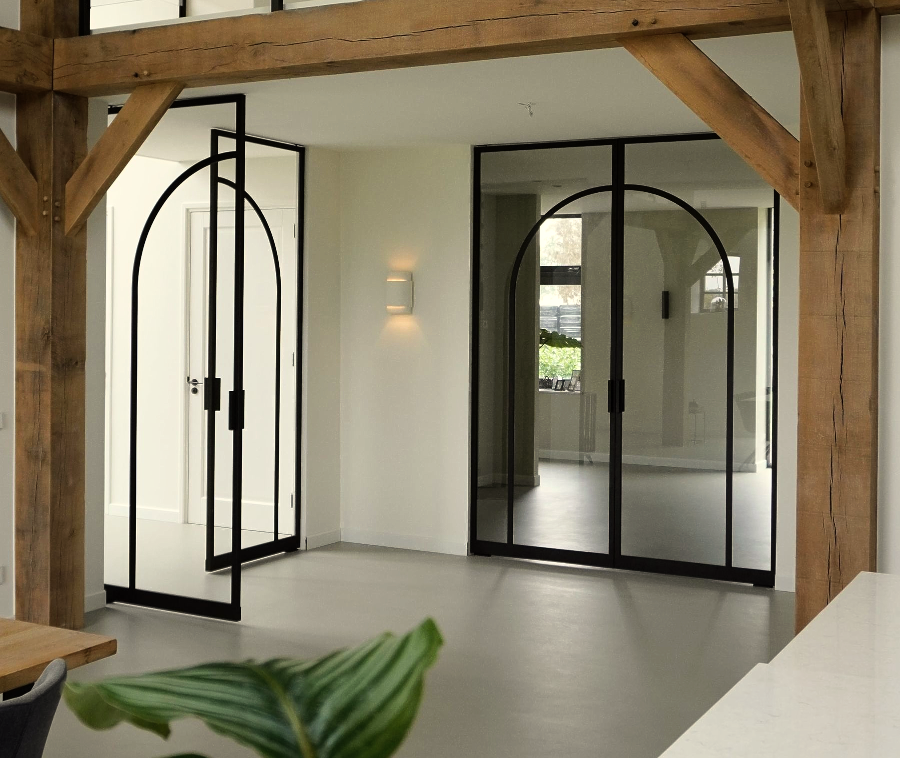 Stalen taatsdeuren met toog, voorzien van helder veiligheidsglas
