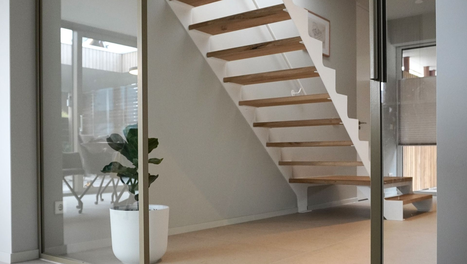 Witte keepboom trap met licht eiken traptreden