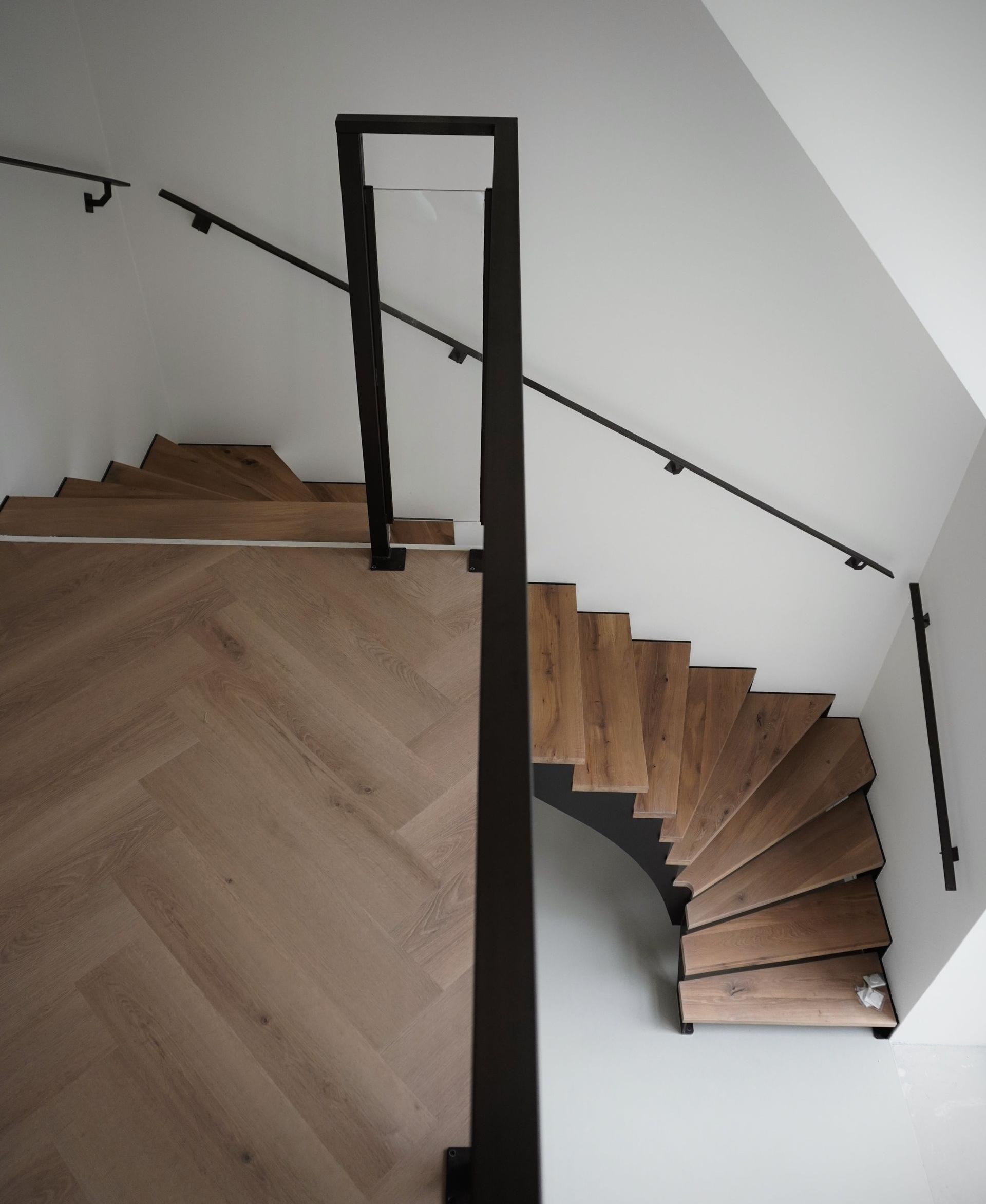 Stalen trapleuning langs trap, maatwerk