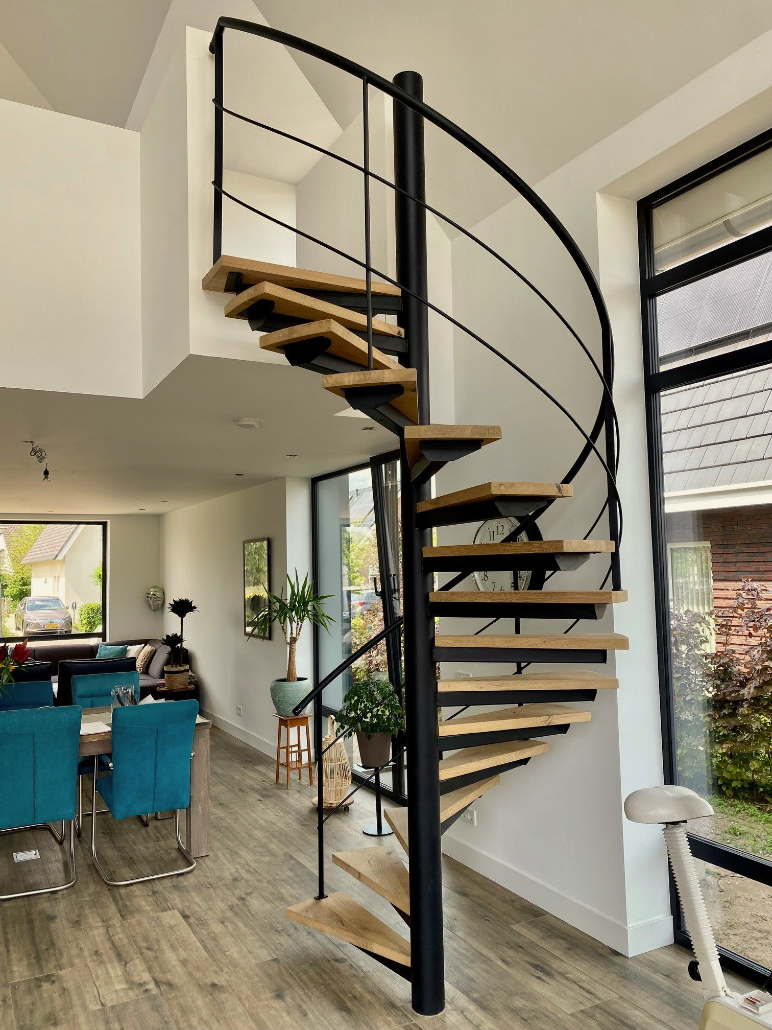 Stalen wenteltrap of spiltrap met eiken treden en stalen balustrade met of zonder glas. Op maat gemaakt door Hollemans Homesteel uit Numansdorp