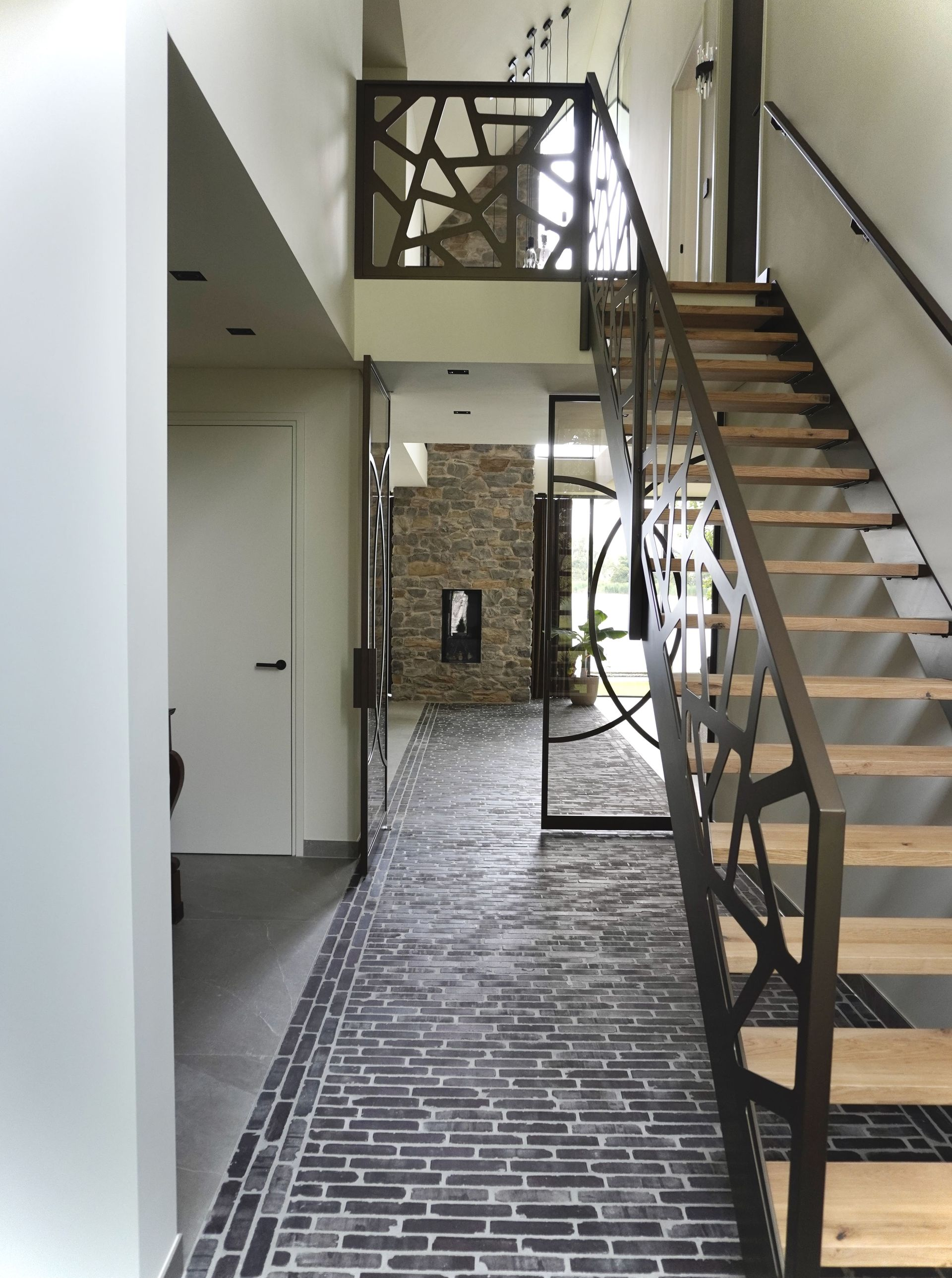 Stalen trap met daarnaast een stalen balustrade in design vorm