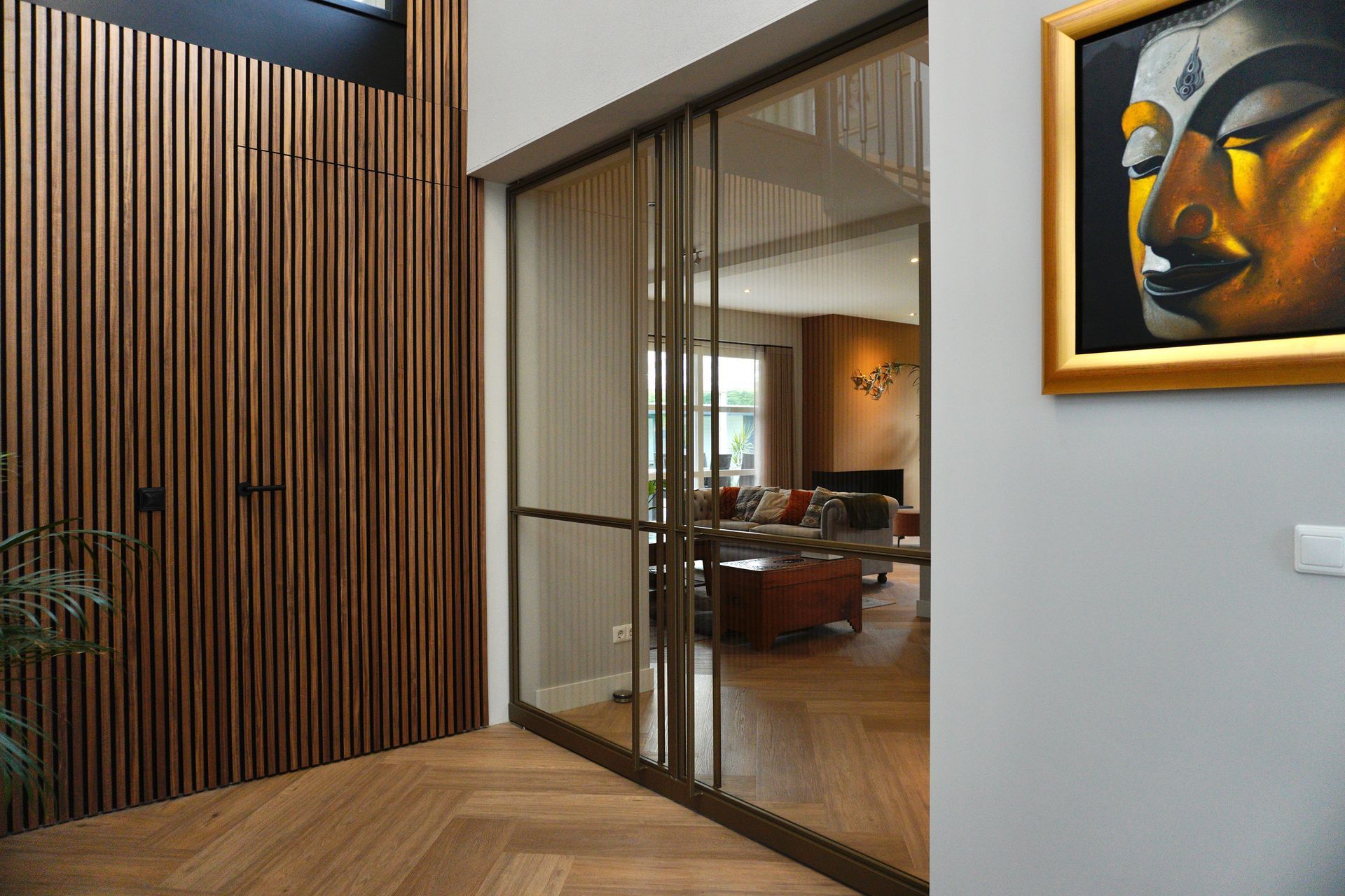 Brons stalen binnendeur als entree voor woonkamer en hal