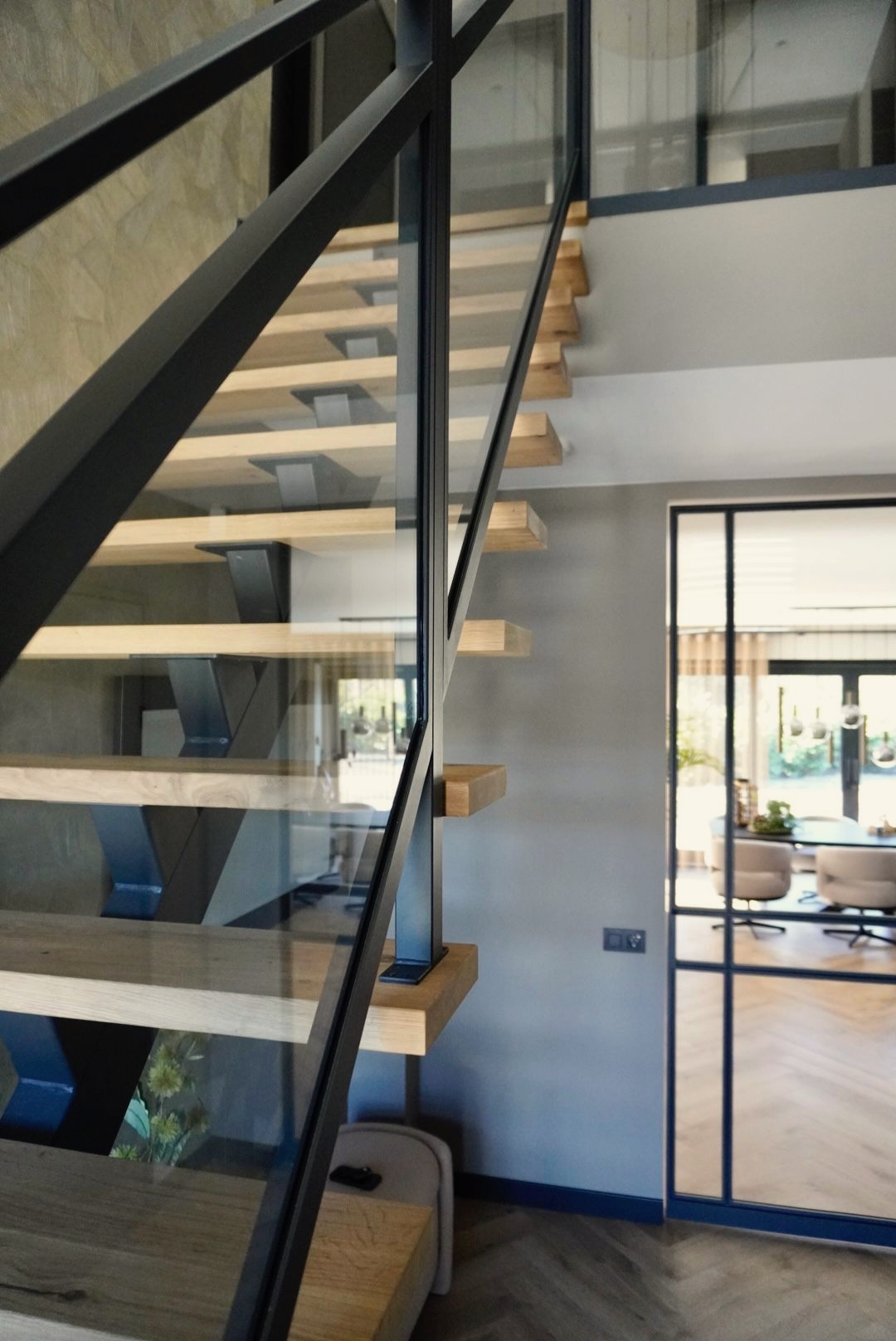 Stalen balustrade met glas langs trap, op maat gemaakt, schuin en langs trapgat of vide
