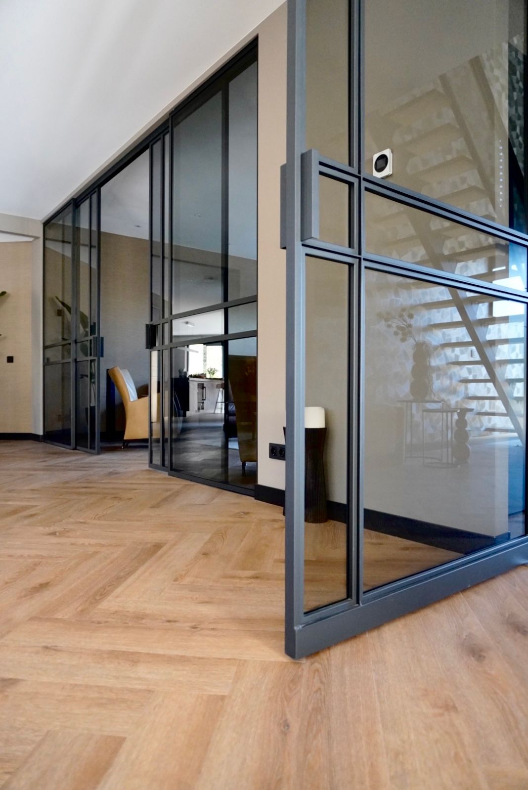 Maatwerk stalen deuren met glas, geheel naar wens van de klant door Hollemans Homesteel Numansdorp
