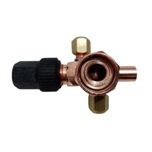 Conexión de válvula de latón con tapa negra y conector lateral sobre fondo blanco.