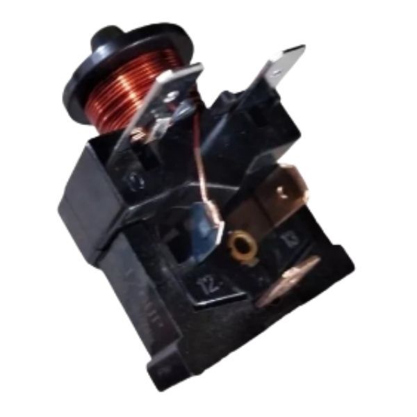 Relé eléctrico negro con bobina de cobre y terminales metálicos sobre fondo blanco.