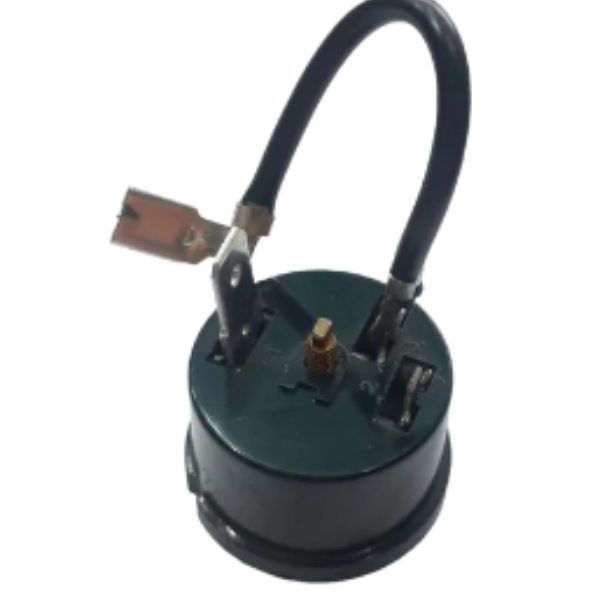 Pequeño componente eléctrico negro con un cable curvado y un conector marrón sobre un fondo blanco.