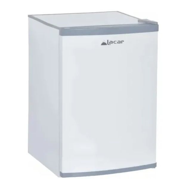 Mini refrigerador compacto blanco con borde superior e inferior plateado sobre fondo liso.