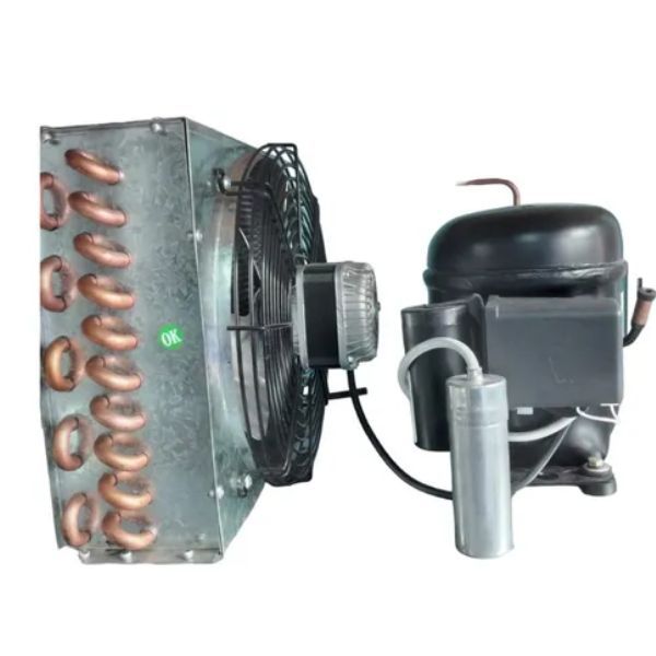 Unidad de aire acondicionado split con serpentines de cobre, ventilador y compresor negro sobre fondo blanco.