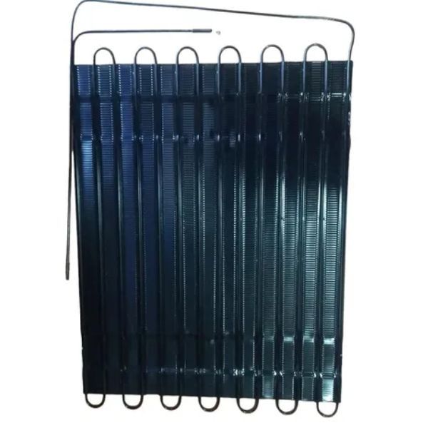 Perchas metálicas enrolladas de color azul oscuro apiladas verticalmente sobre un fondo blanco.