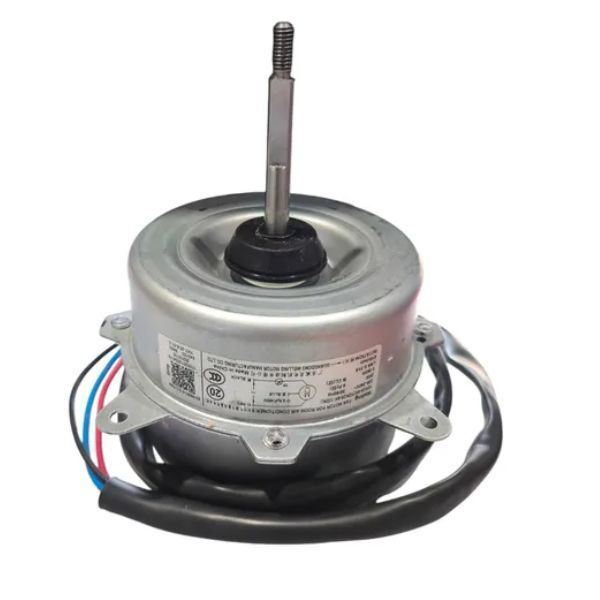 Pequeño motor eléctrico con carcasa plateada, base negra, eje expuesto y cables conectados sobre un fondo blanco.