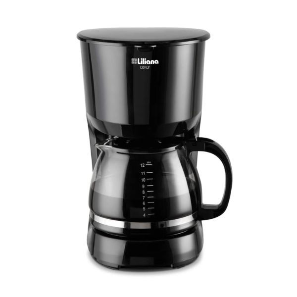 Cafetera de goteo negra con jarra de vidrio y asa sobre fondo blanco.