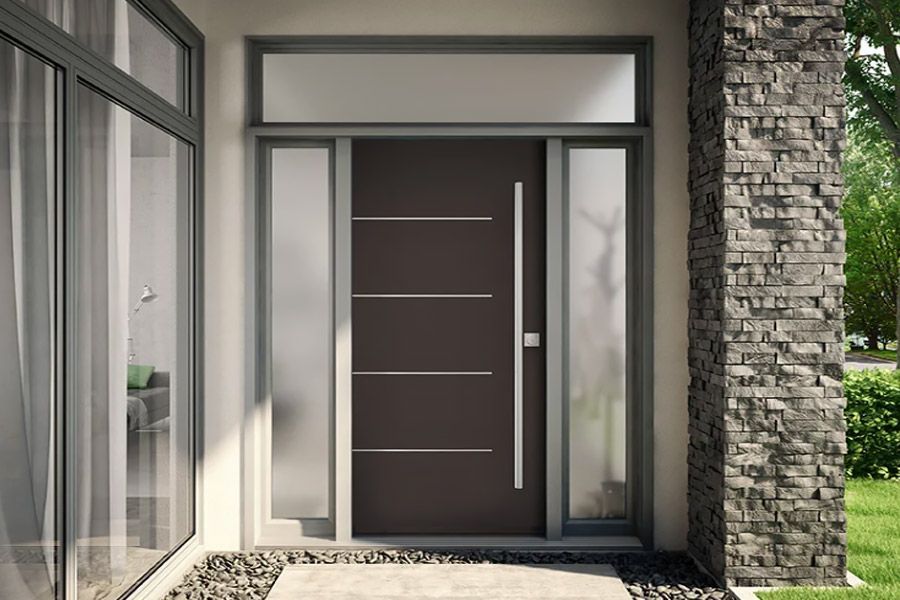 Moderne bruine voordeur met matte zijpanelen en stenen buitenmuur.