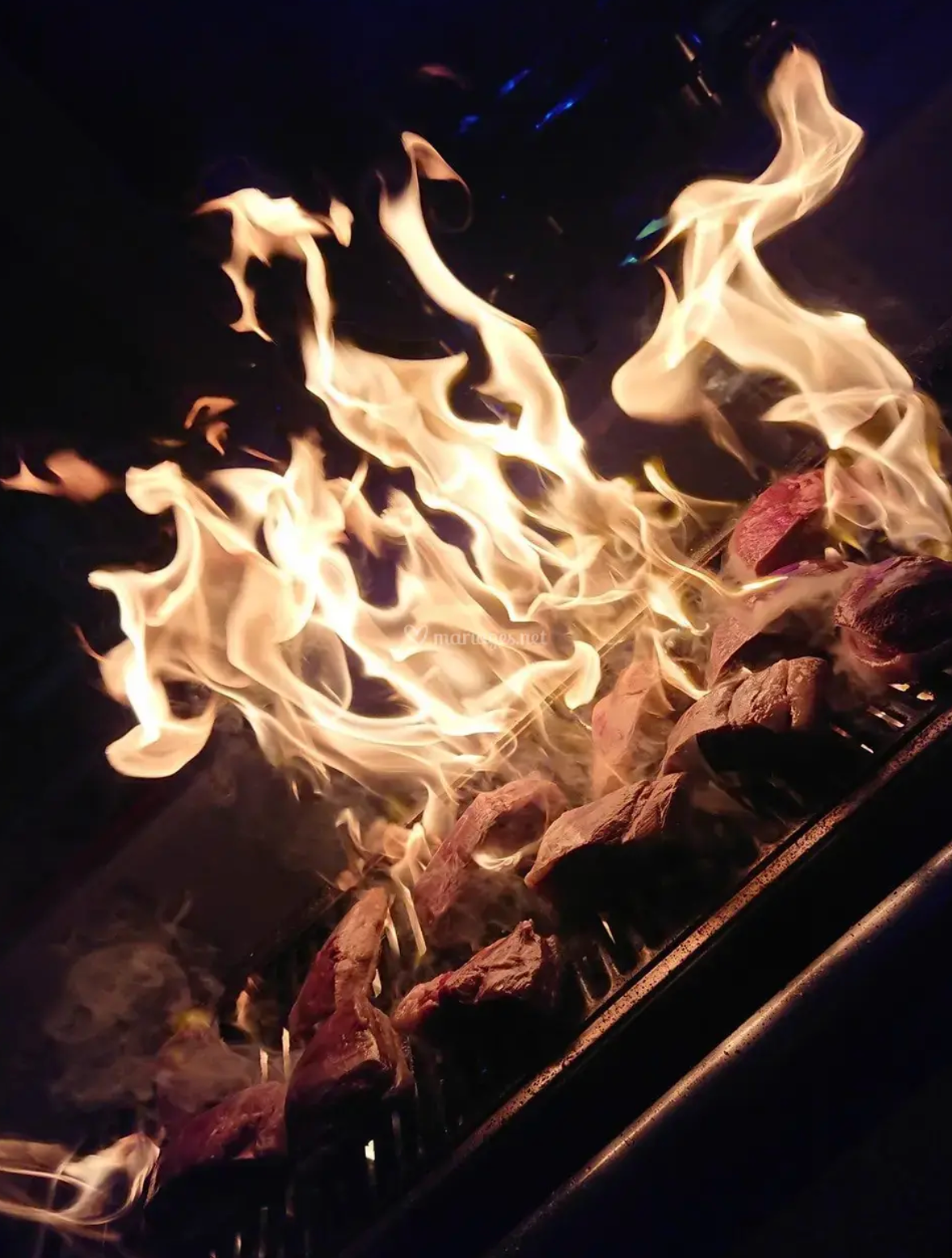 Un gros plan d'un gril avec des flammes qui en sortent