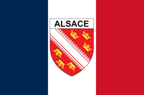 Un drapeau alsacien avec un blason dessus