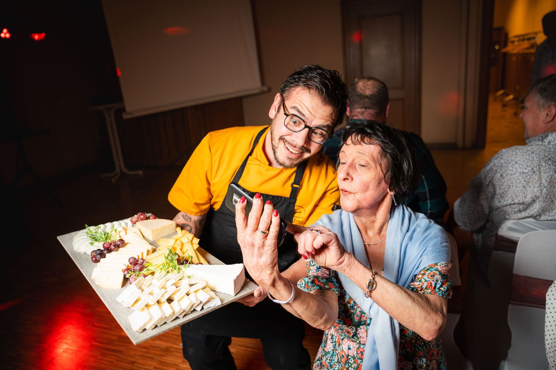 Un homme et une femme tiennent un plateau de nourriture.