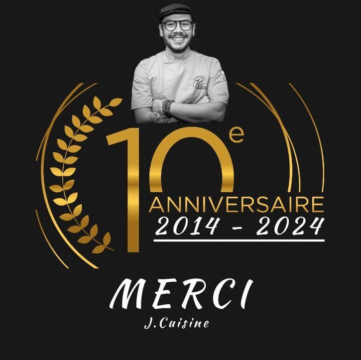 Un logo du 10e anniversaire avec un homme dessus