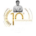 Un homme se tient devant un logo du 10e anniversaire.