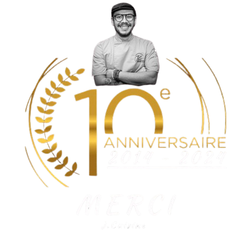 Un homme se tient devant un logo du 10e anniversaire.