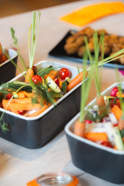 Trois bols de légumes sont posés sur une table.