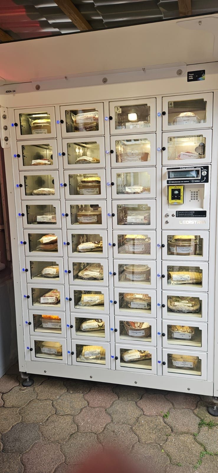 Un distributeur automatique rempli de beaucoup de nourriture.