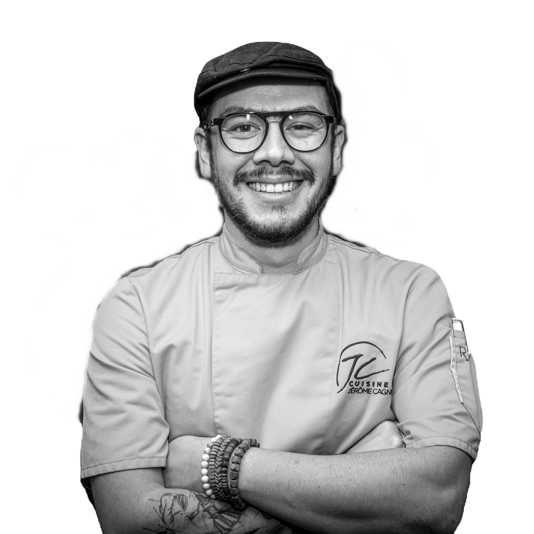 Une photo en noir et blanc d'un homme portant des lunettes et un chapeau.