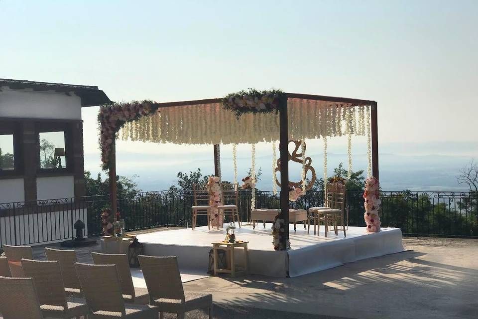 Une cérémonie de mariage se déroule sous un auvent surplombant l'océan.