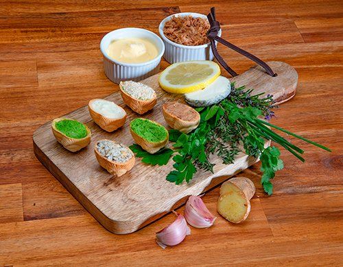 Planche apéritive d'escargots fermiers farcis aux saveurs variées