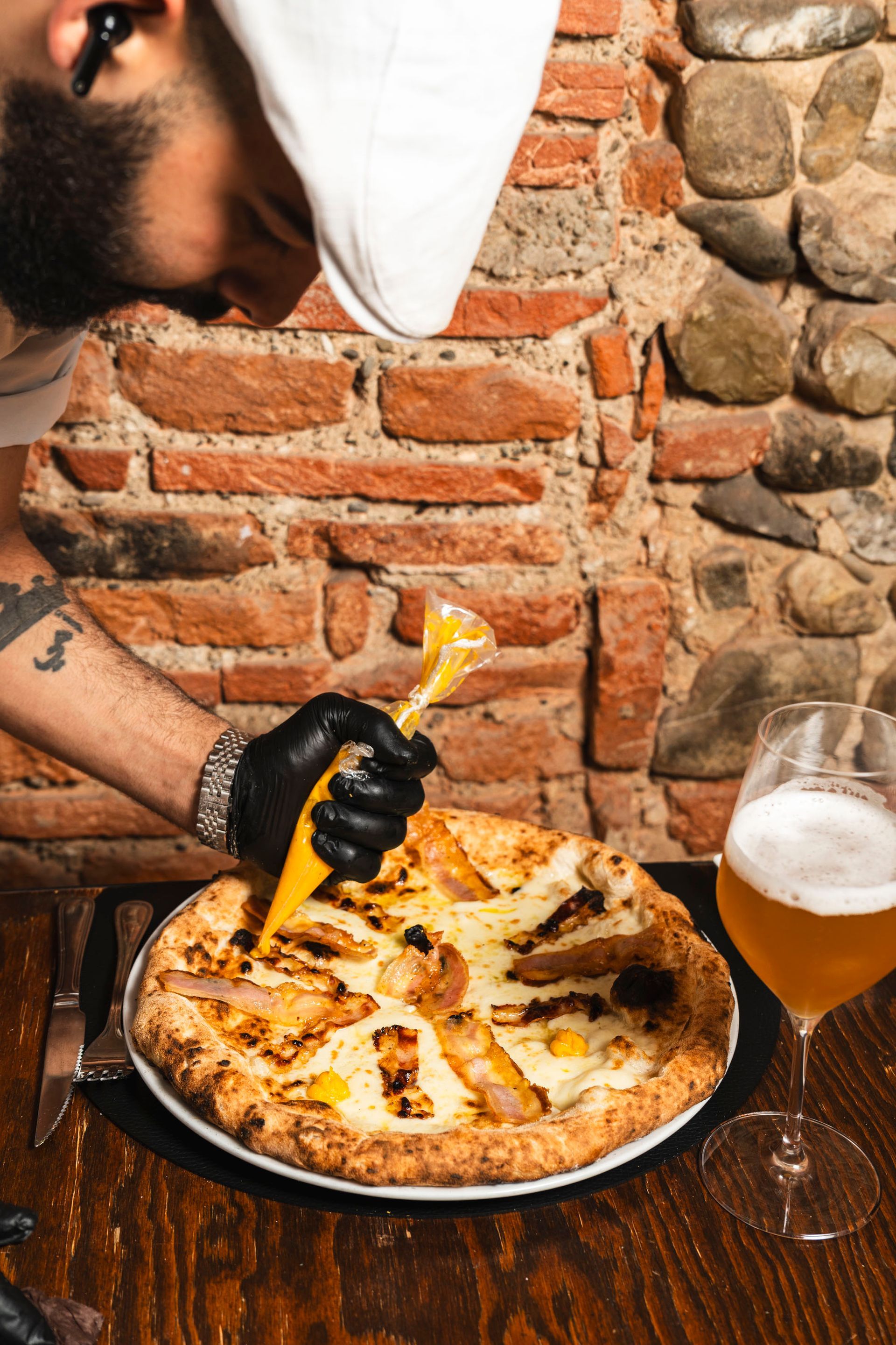 Pizza che cuoce in un forno a legna con le fiamme sullo sfondo