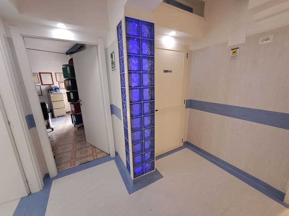 Medico e paziente nel laboratorio