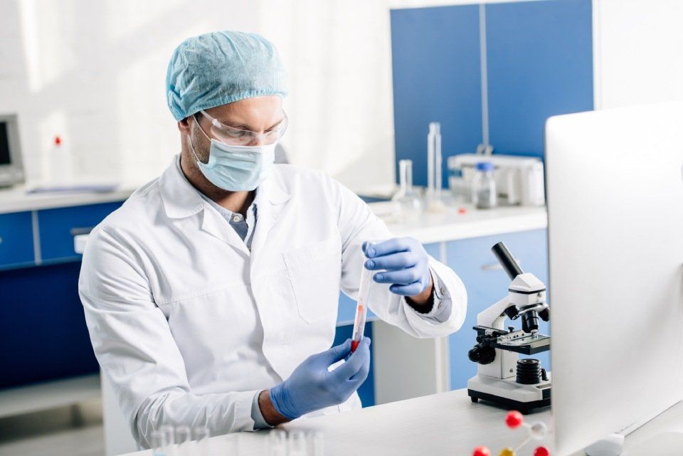 analisi di un campione in laboratorio di analisi a Sorrento
