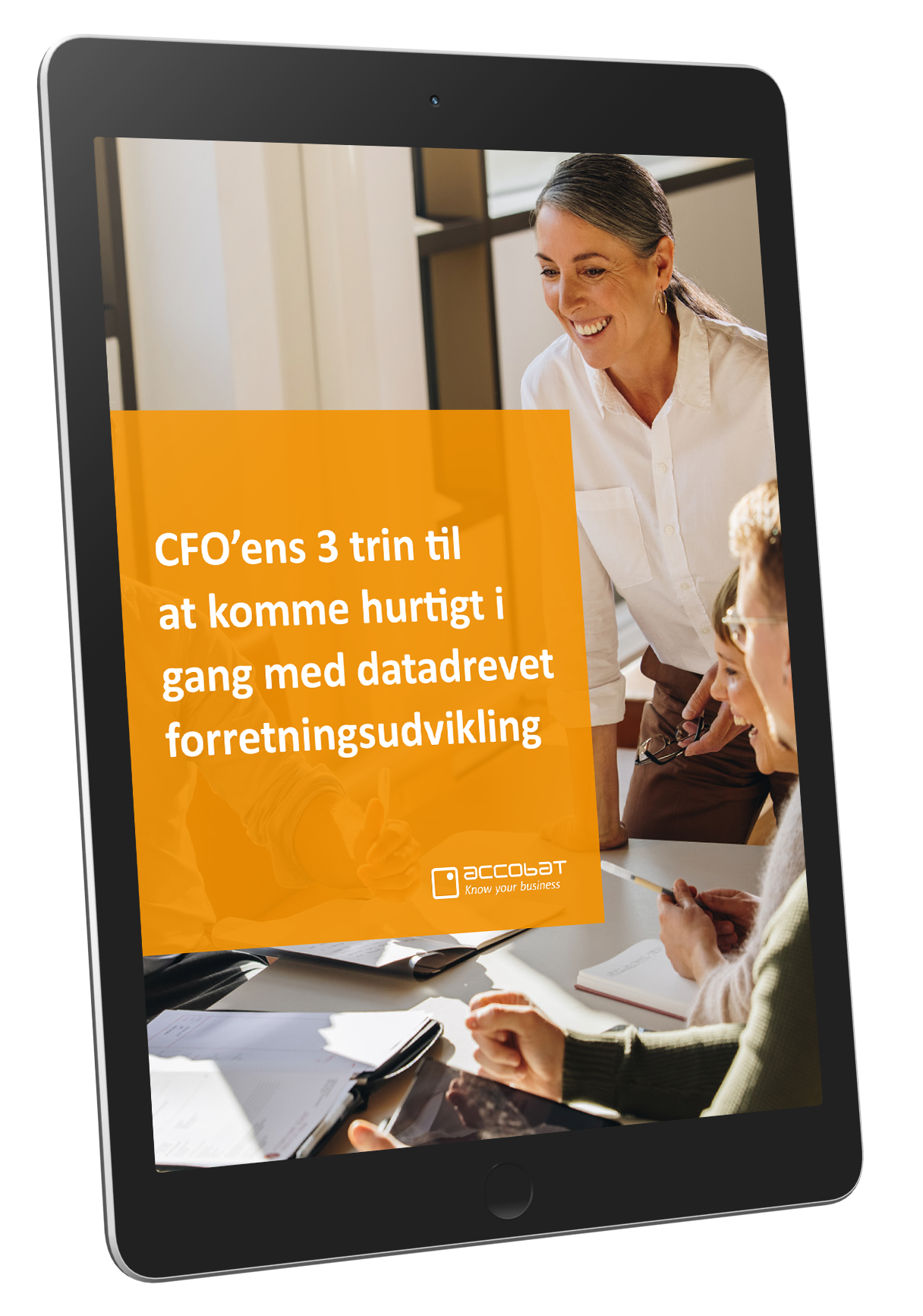 En tablet med et billede af en gruppe mennesker, der sidder omkring et bord.
