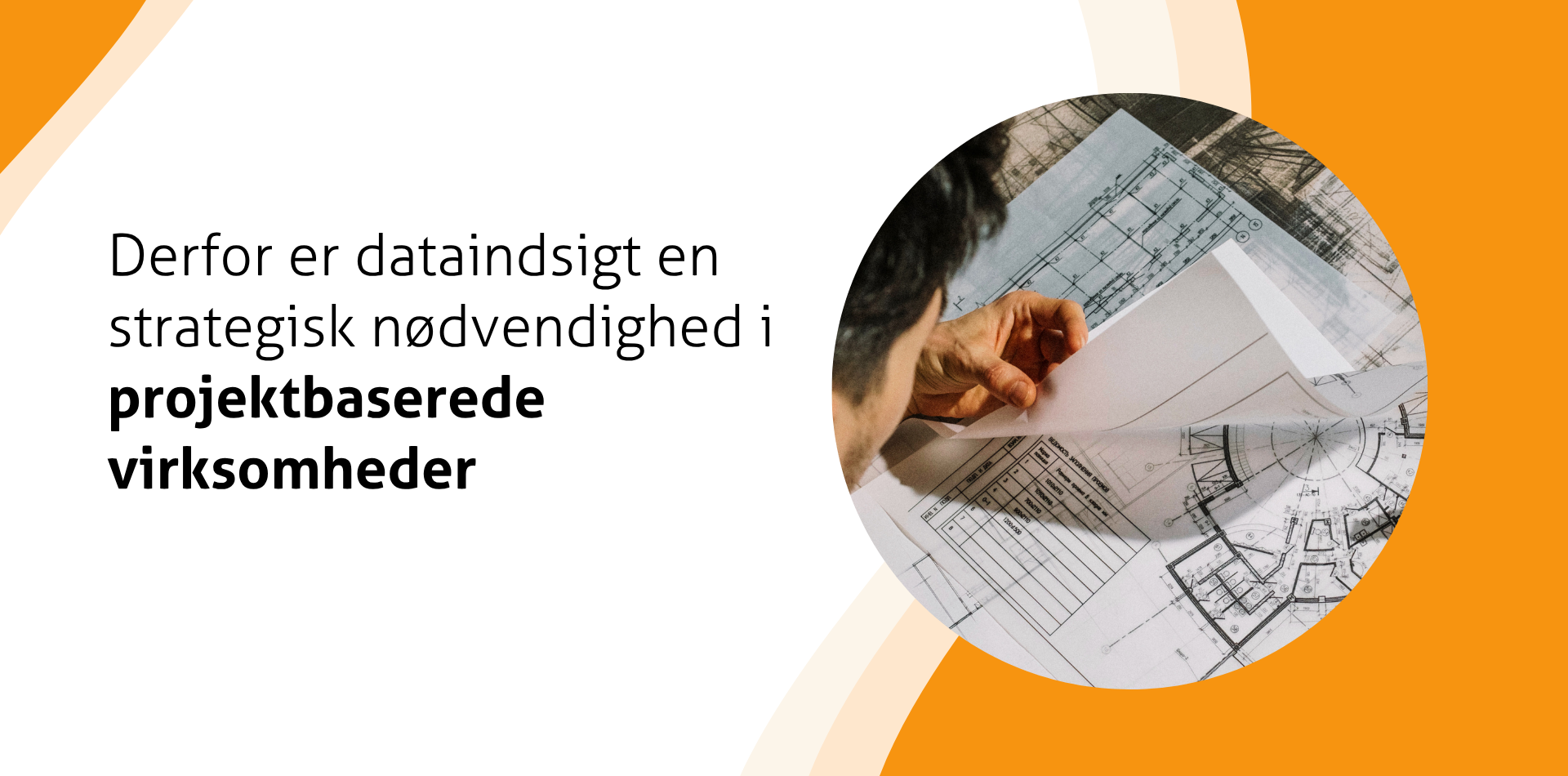 En mand studerer en tegning af en bygning